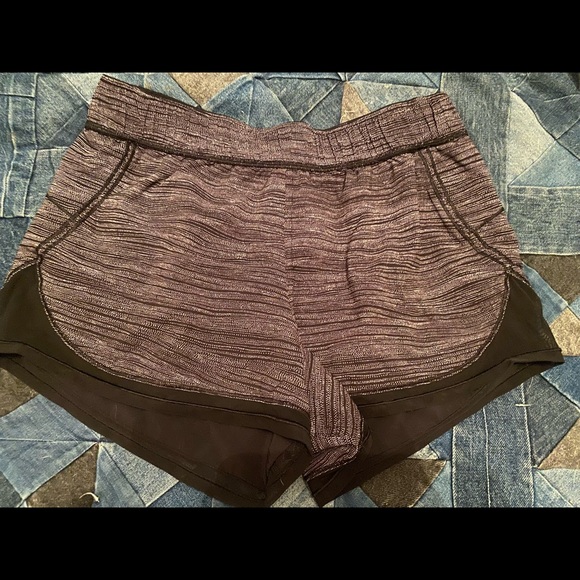 LULULEMON SHORTS - SIZE 8 - Picture 2 of 4